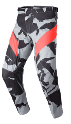 Alpinestars 2023 Racer Tactical bukser, motocross- og off-road-bukser, Cast Gray Camo og sort mønster med diagonale Mars Red accenter, læderforstærkede paneler på indersiden af benene, skraldelukning i taljen, ergonomisk forudbøjet design til off-road kørsel