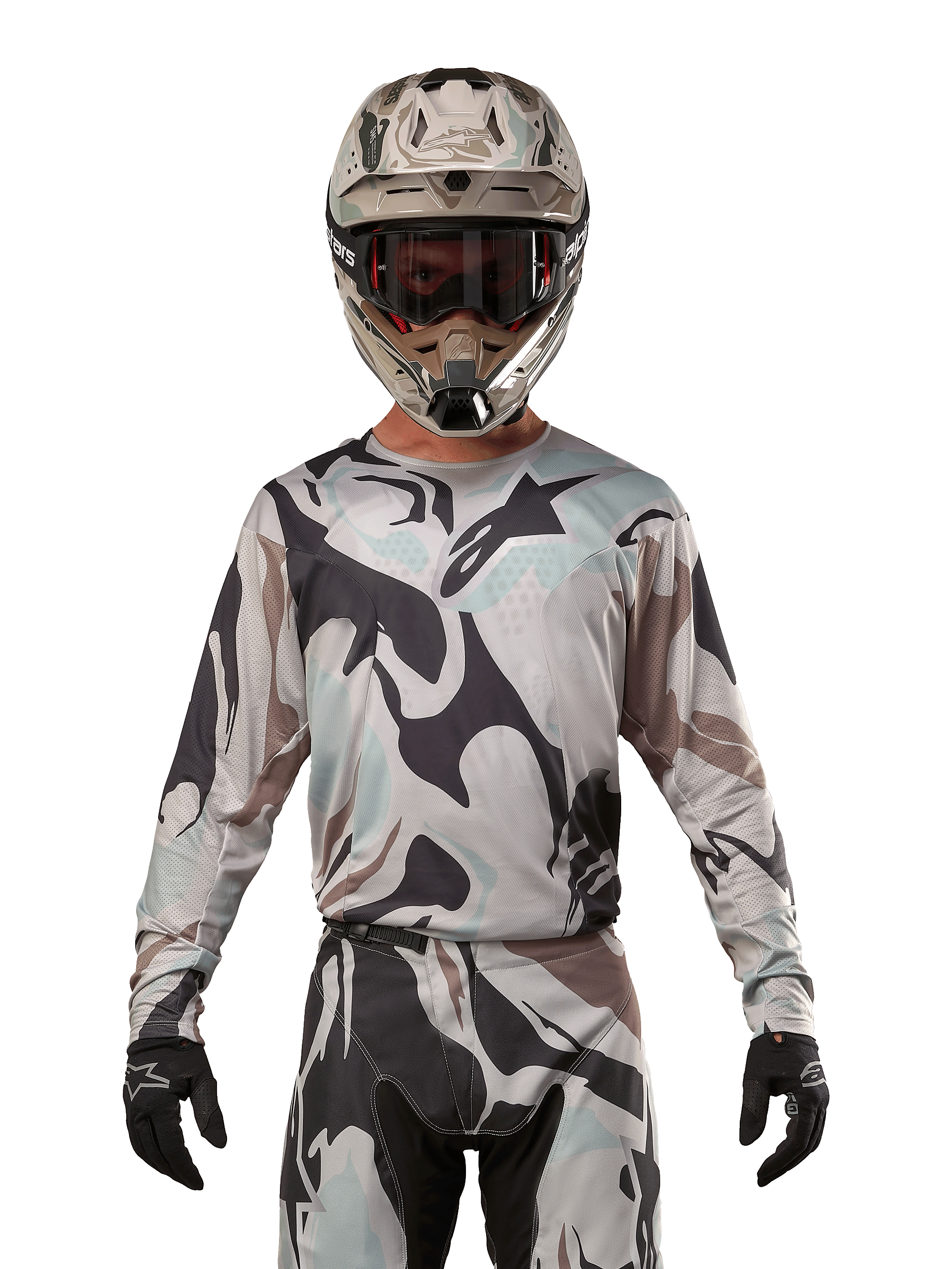 Alpinestars 2024 Racer Tactical trøje, motocross-trøje, Iron Camo Dust Gray kamuflage-mønster, kører iført matchende hjelm og beskyttelsesbriller med sorte handsker, teknisk udstyr til off-road racing