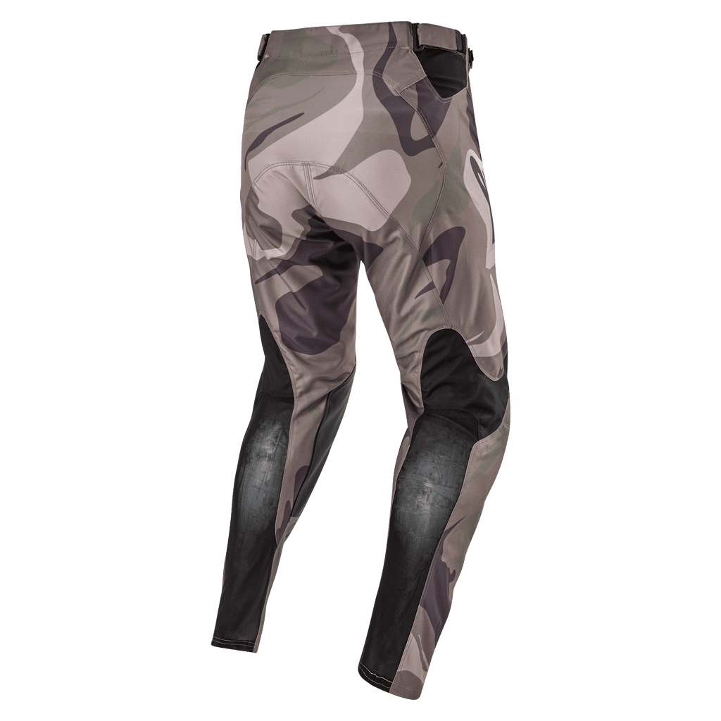 Alpinestars 2024 Racer Tactical bukser, motocross-bukser, militærgrøn camo brun, set bagfra med sorte åndbare strækpaneler på underbenene og camouflagedesign, slidstærkt tekstil til off-road racing
