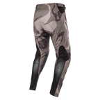 Alpinestars 2024 Racer Tactical bukser, motocross-bukser, militærgrøn camo brun, set bagfra med sorte åndbare strækpaneler på underbenene og camouflagedesign, slidstærkt tekstil til off-road racing