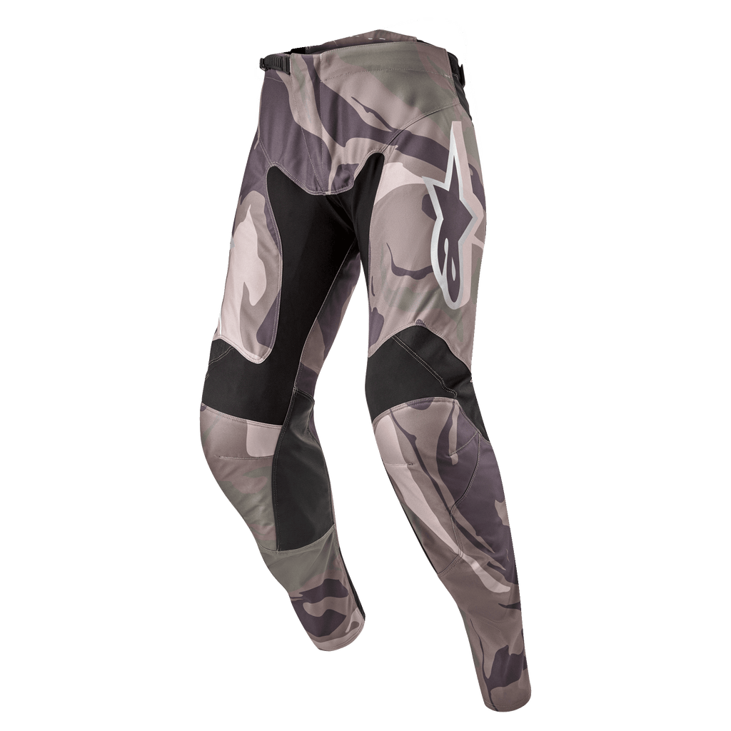 Alpinestars 2024 Racer Tactical bukser, motocrossbukser, Military Green Camo Brown camouflage-mønster, med sorte strækpaneler på indersiden af lår og knæ, hvidt Alpinestars-logo på låret, ergonomisk design med forbøjede ben til off-road racing