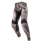 Alpinestars 2024 Racer Tactical bukser, motocrossbukser, Military Green Camo Brown camouflage-mønster, med sorte strækpaneler på indersiden af lår og knæ, hvidt Alpinestars-logo på låret, ergonomisk design med forbøjede ben til off-road racing