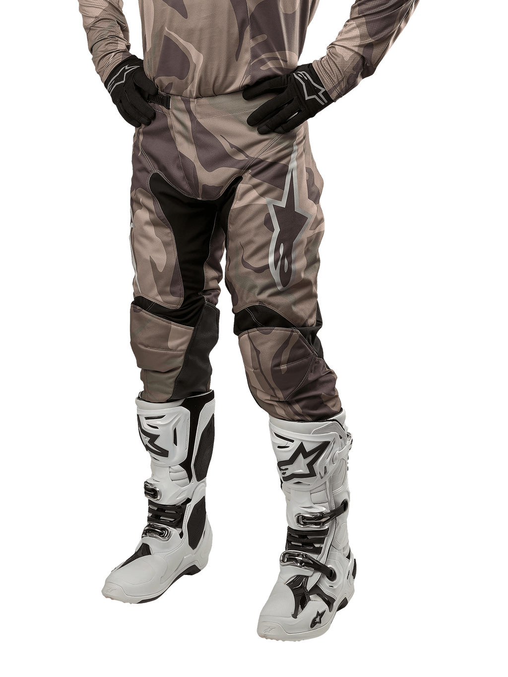 Alpinestars 2024 Racer Tactical bukser, motocross-bukser, militærgrøn camouflage-brun, båret med matchende camouflage-jersey, sorte handsker og hvide støvler med stjerne-logoer, sorte strækpaneler og ergonomisk design, off-road udstyr på hvid baggrund