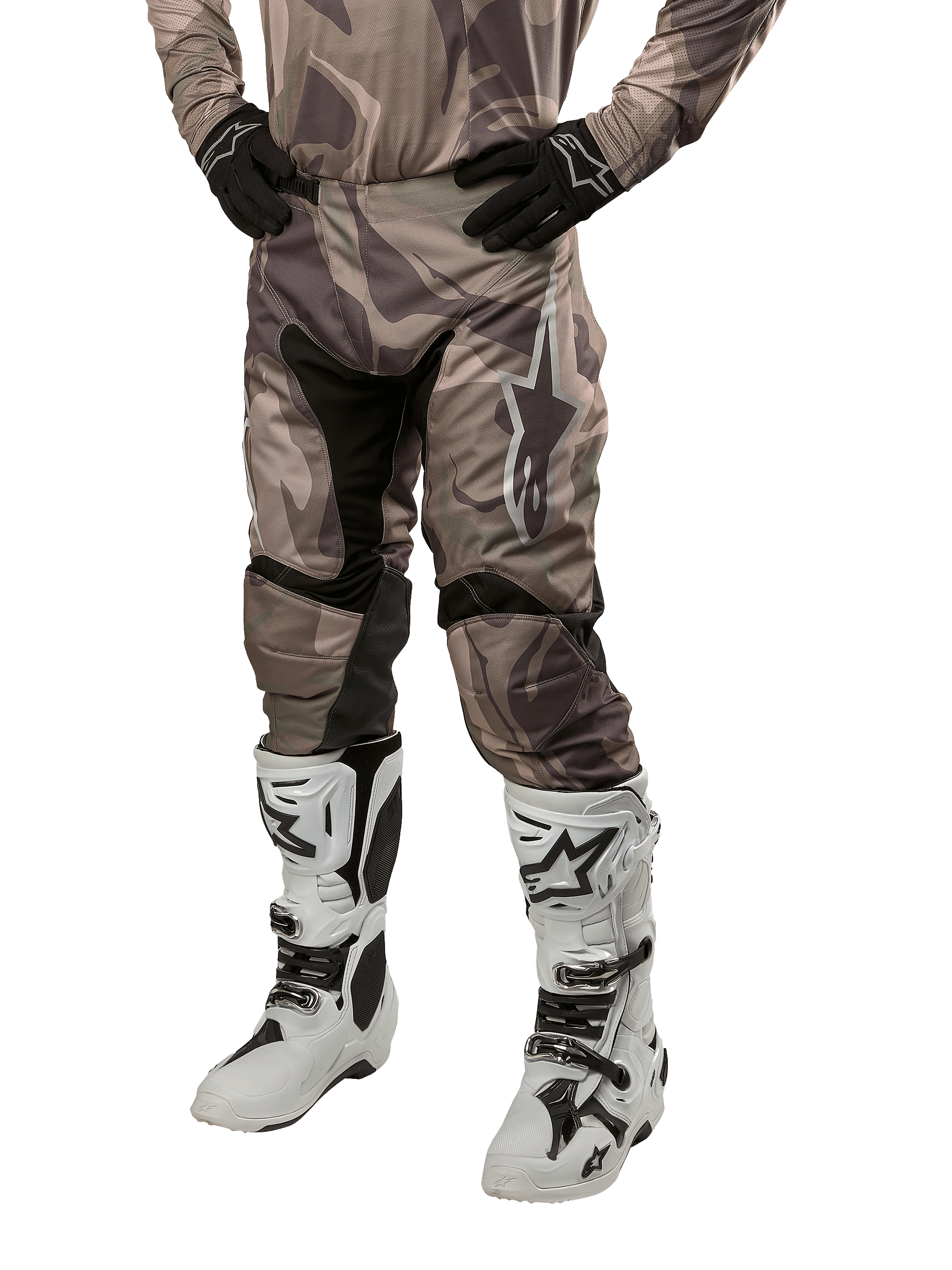 Alpinestars 2024 Racer Tactical bukser, motocross-bukser, militærgrøn camouflage-brun, båret med matchende camouflage-jersey, sorte handsker og hvide støvler med stjerne-logoer, sorte strækpaneler og ergonomisk design, off-road udstyr på hvid baggrund