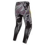 Alpinestars 2024 Racer Tactical bukser, motocrossbukser, Cast Gray Camo Magnet, set bagfra med gråt camouflagemønster og sorte forstærkede paneler, gul logo-detalje på hoften, teknisk rip-stop materiale til off-road racing