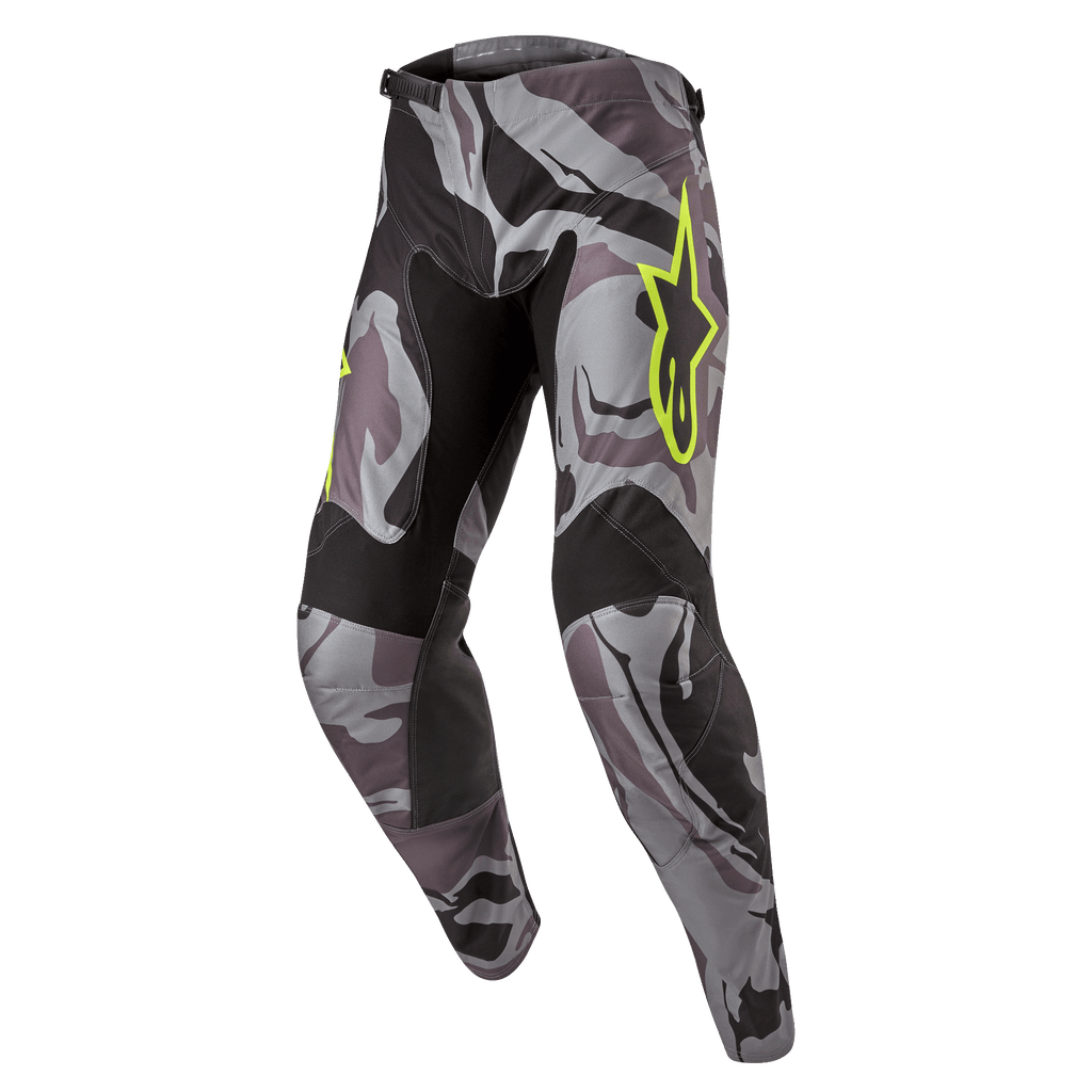 Alpinestars 2024 Racer Tactical bukser, motocross-bukser, Cast Gray Camo Magnet, gråt og sort camouflagemønster med neongult Alpinestars-logo, sorte paneler på indersiden af lår og knæ, forudformet sporty pasform til off-road kørsel