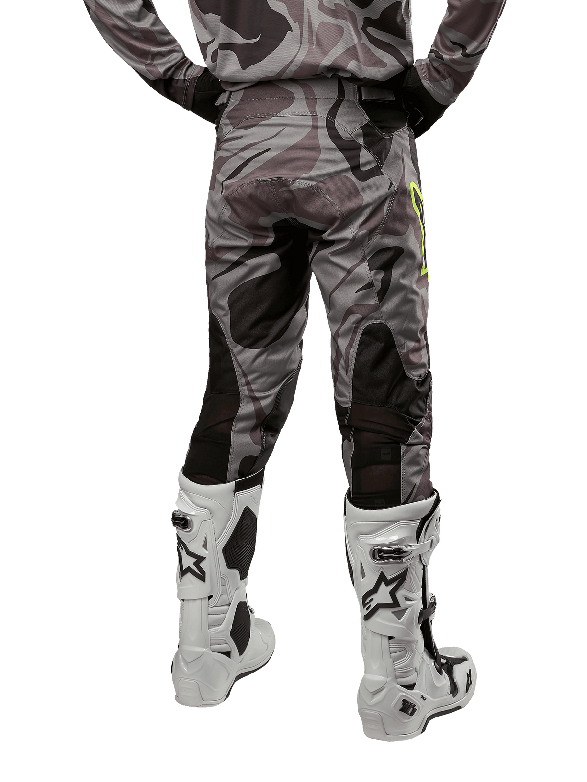 Alpinestars 2024 Racer Tactical bukser, motocross-bukser, Cast Gray Camo Magnet, set bagfra med camouflagemønster og sorte åndbare strækzoner, hvide og sorte motocross-støvler, designet til off-road kørsel