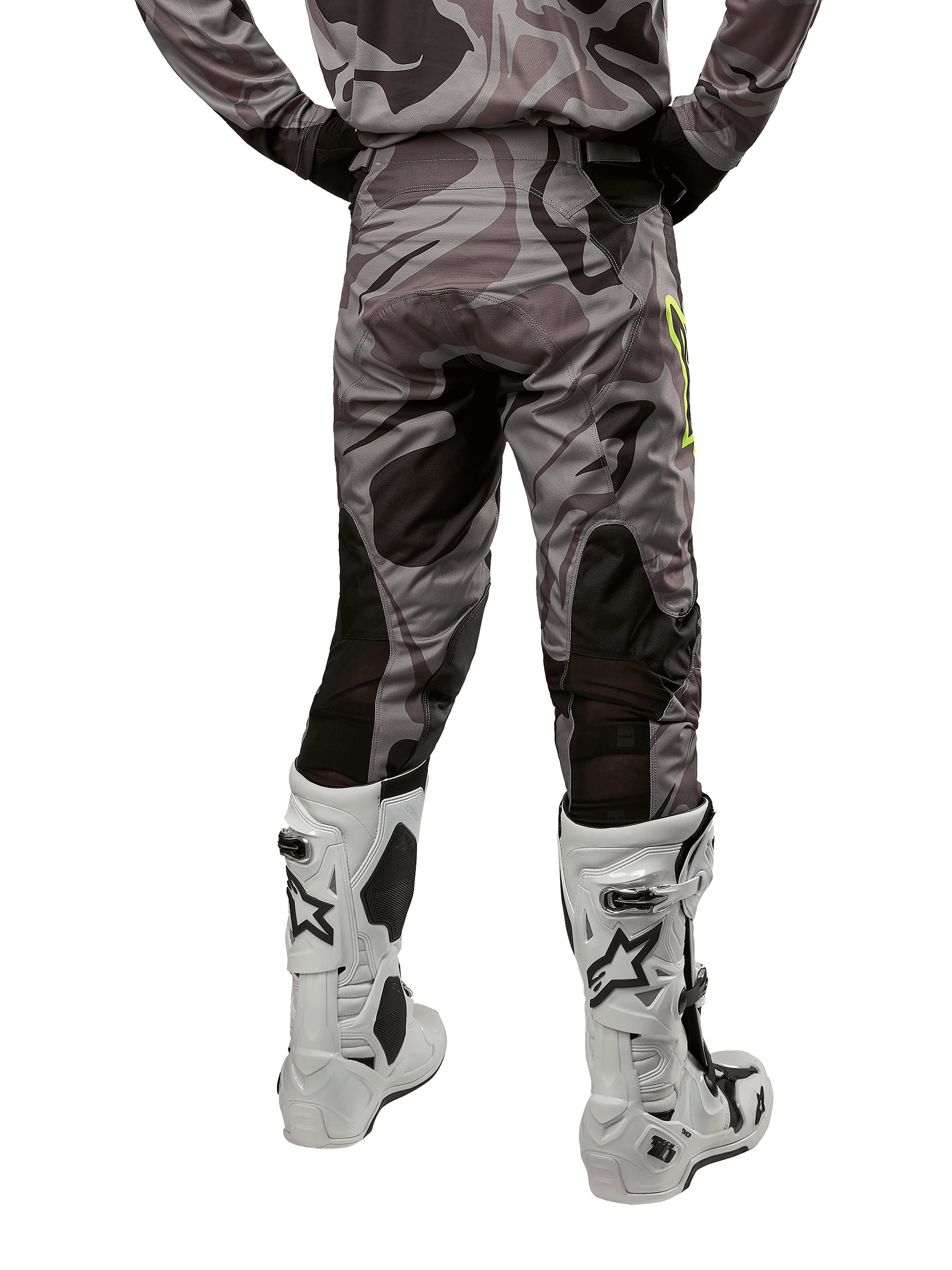 Alpinestars 2024 Racer Tactical bukser, motocross-bukser, Cast Gray Camo Magnet, set bagfra med camouflagemønster og sorte åndbare strækzoner, hvide og sorte motocross-støvler, designet til off-road kørsel