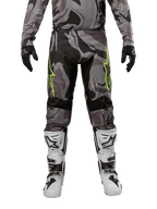Alpinestars 2024 Racer Tactical bukser, motocross-bukser, Cast Gray Camo Magnet, båret med matchende camo-trøje, sorte handsker og hvide og sorte støvler, med limegrønne stjernelogoer på lårene og sorte strækpaneler, set forfra, terrænkørselsudstyr