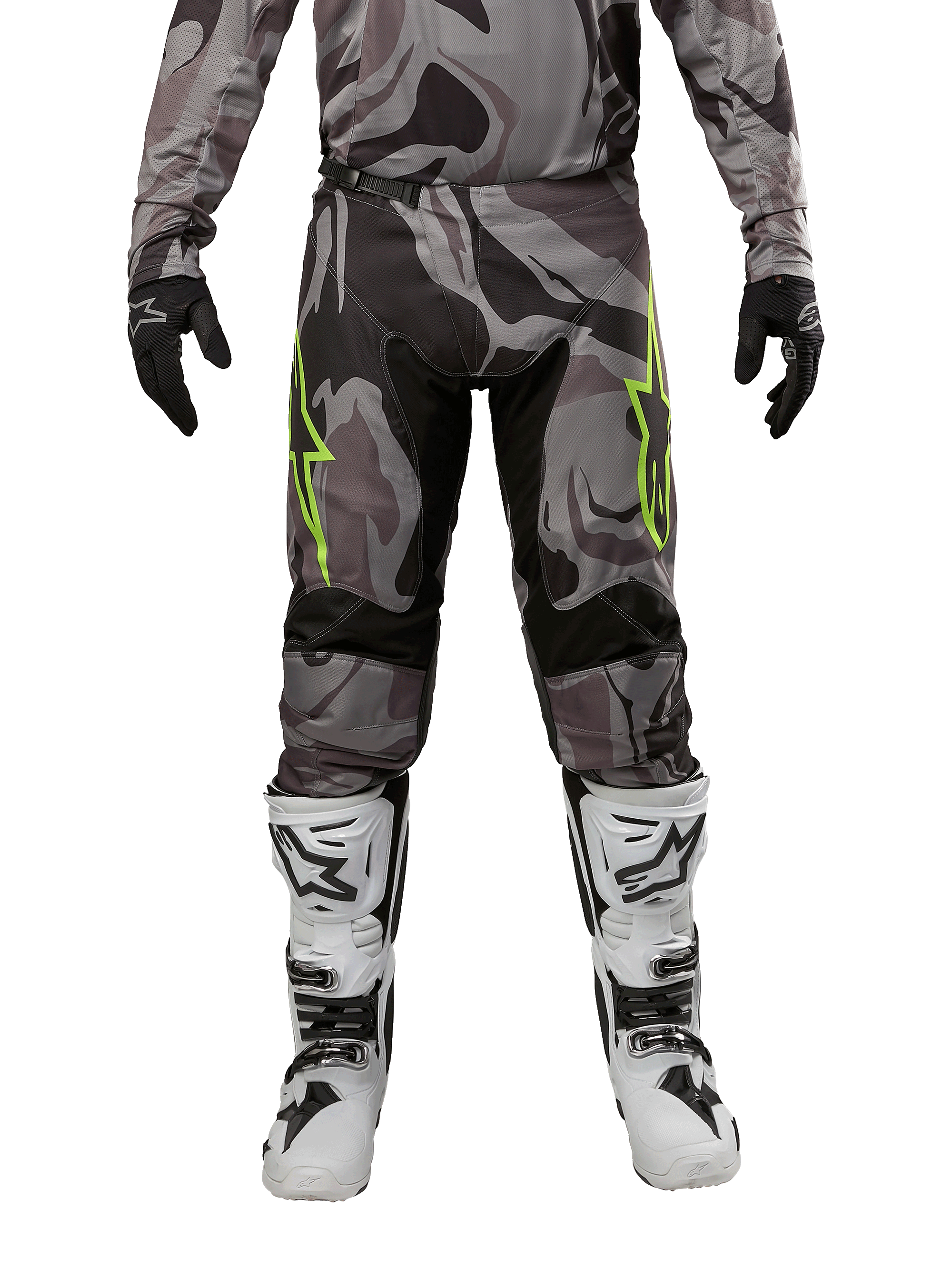 Alpinestars 2024 Racer Tactical bukser, motocross-bukser, Cast Gray Camo Magnet, båret med matchende camo-trøje, sorte handsker og hvide og sorte støvler, med limegrønne stjernelogoer på lårene og sorte strækpaneler, set forfra, terrænkørselsudstyr