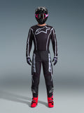 Alpinestars 2026 Fluid Apex-udstyrssæt, motocross-outfit, sort med grå detaljer, jersey med stort hvidt Astars-logo, matchende bukser med tydelig branding, sort hjelm med pink goggles og stærkt røde støvler, komplet off-road racerudstyr