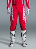 Alpinestars 2026 Fluid Apex bukser, motocross-bukser, rød og hvid, med store hvide Astars-logoer på lårene og sorte indvendige knæpaneler, båret med matchende hvide og sorte støvler og handsker for et komplet off-road racing-look.