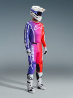 Alpinestars 2026 Fluid Apex bukser, motocrossbukser, flerfarvet graduering af lilla, pink og orange, bæres med matchende trøje, hvid hjelm og hvide støvler, markant hvid branding og ergonomisk design til off-road racing