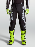 Alpinestars 2027 Fluid Apex V2 herre-motocrossbukser i sort og sølv med ergonomiske strækpaneler vist på model