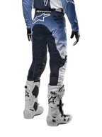 Alpinestars 2024 Racer Hoen bukser, motocross terrænbukser set bagfra, hvid, mørk navy og lyseblå, hvidt logo på bagsiden, hvide motocrossstøvler, teknisk køreudstyr til off-road