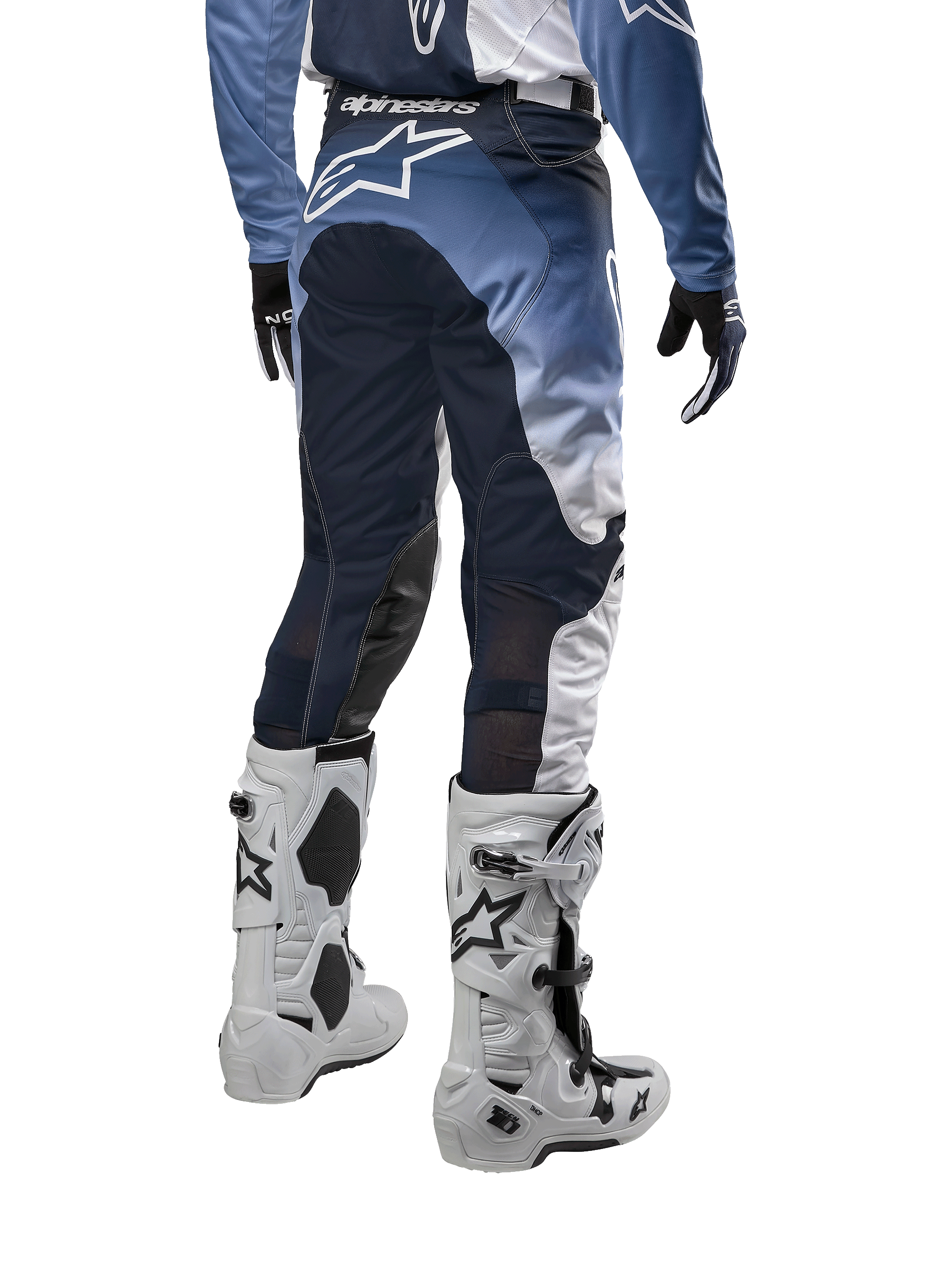 Alpinestars 2024 Racer Hoen bukser, motocross terrænbukser set bagfra, hvid, mørk navy og lyseblå, hvidt logo på bagsiden, hvide motocrossstøvler, teknisk køreudstyr til off-road