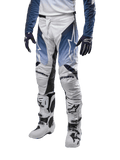 Alpinestars 2024 Racer Hoen bukser, motocross off-road bukser til herre, hvid med mørkeblå og lyseblå detaljer, hvide motocrossstøvler, mørkeblå handsker, professionelt beskyttelsesudstyr til terrænkørsel