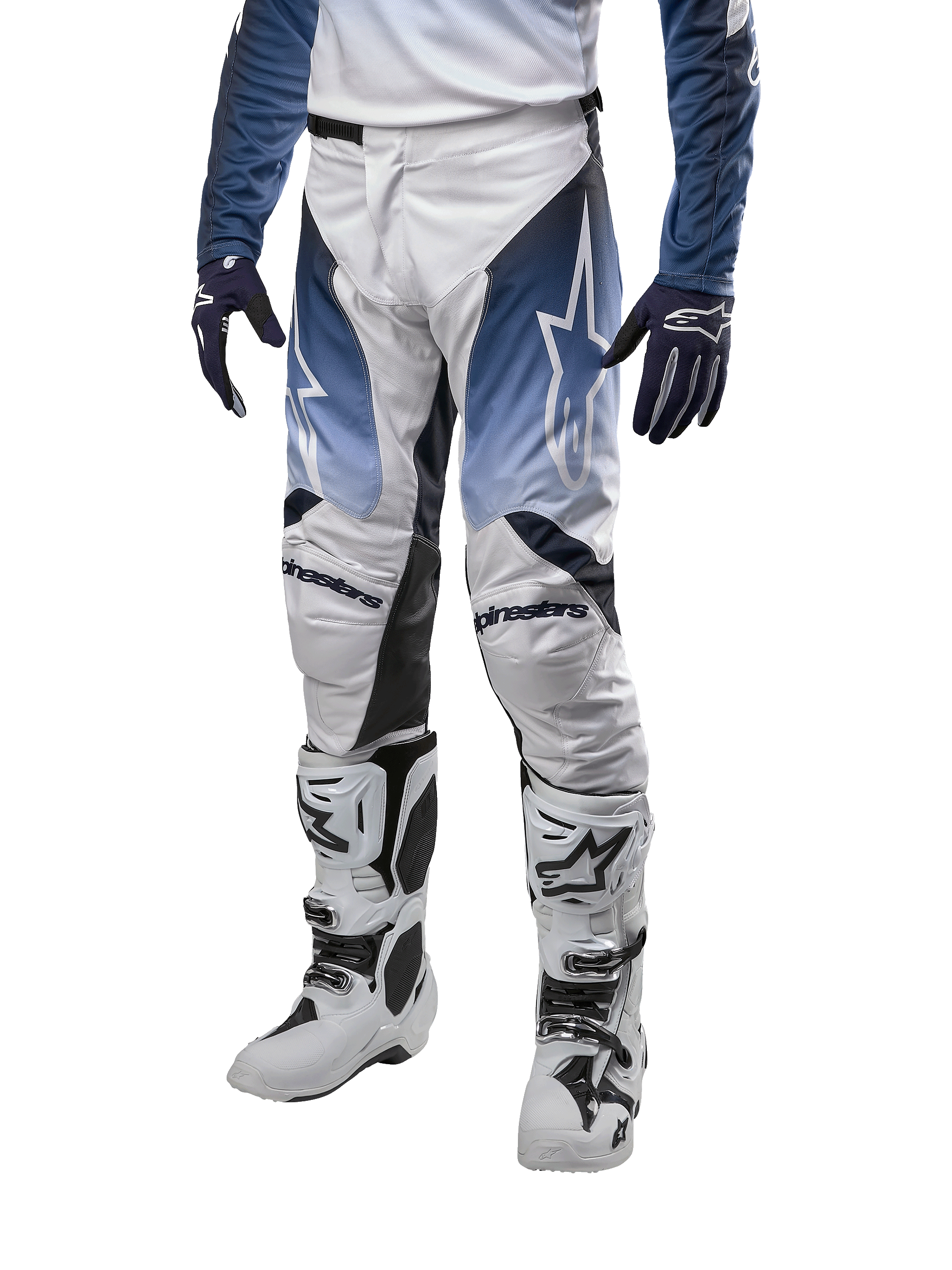 Alpinestars 2024 Racer Hoen bukser, motocross off-road bukser til herre, hvid med mørkeblå og lyseblå detaljer, hvide motocrossstøvler, mørkeblå handsker, professionelt beskyttelsesudstyr til terrænkørsel