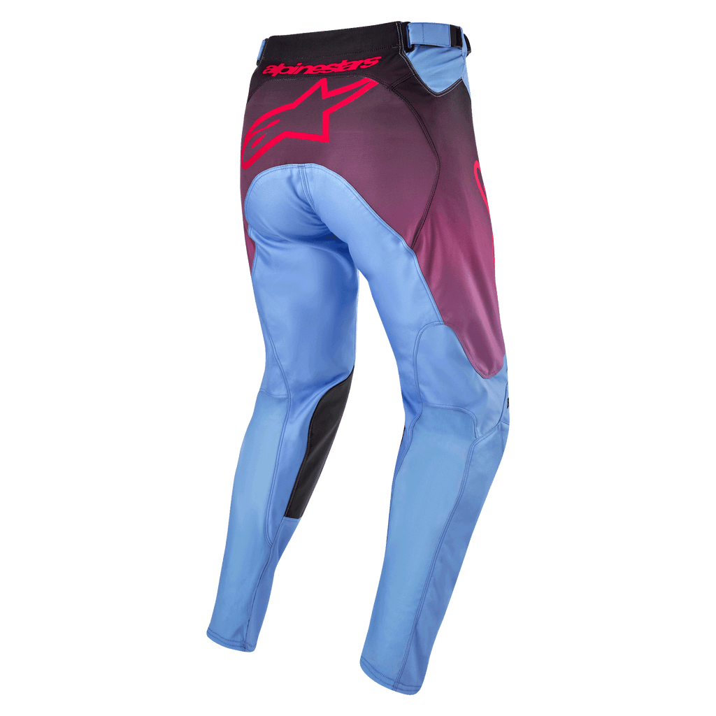 Alpinestars 2024 Racer Hoen bukser, motocrossbukser, Lavan lilla og sort, set bagfra med lyseblå ben, stort lyserødt Alpinestars-logo på bagdelen, sorte paneler på indersiden af knæene og ergonomisk forbøjet konstruktion til off-road kørsel
