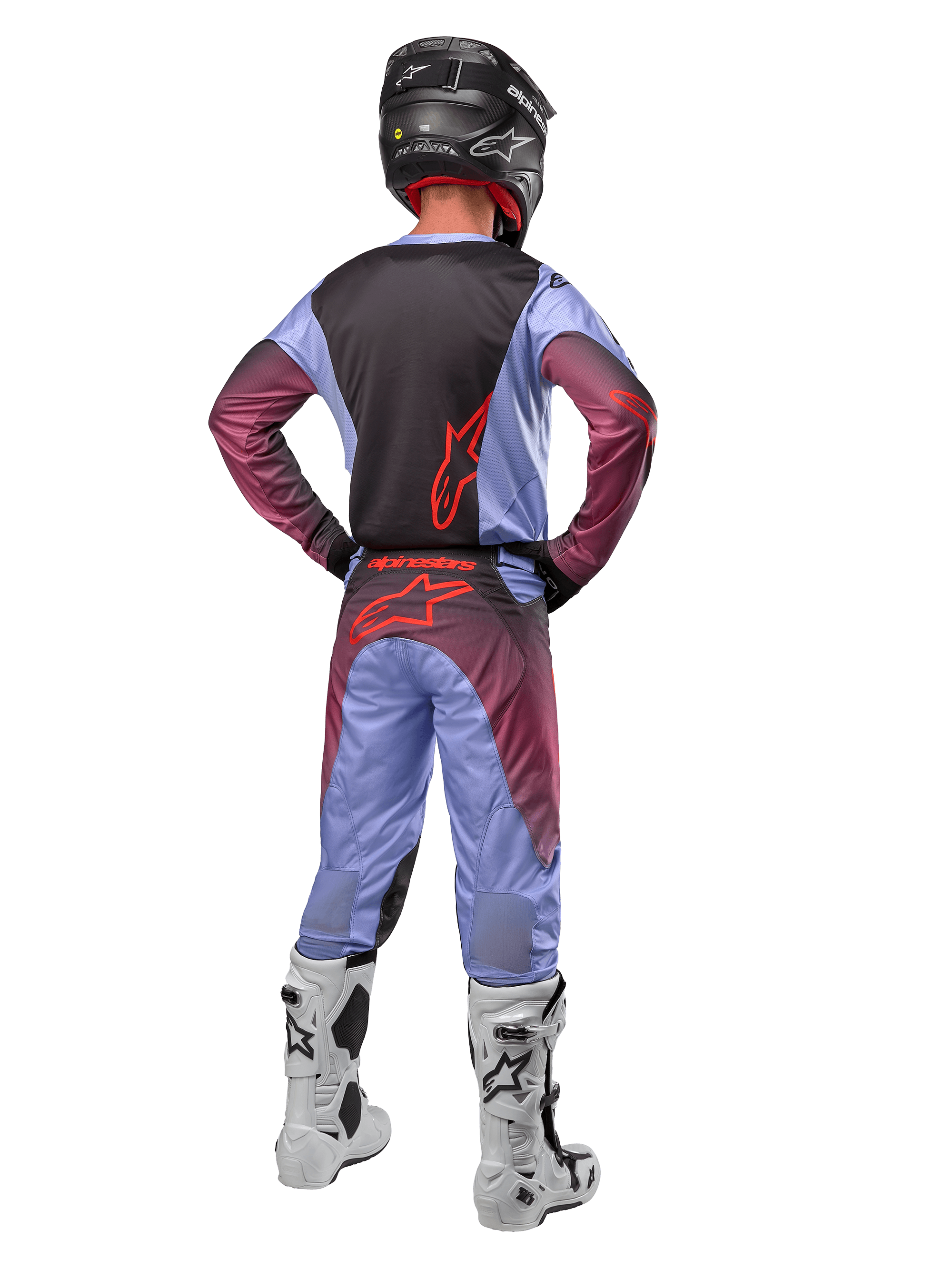 Alpinestars 2024 Racer Hoen jersey og bukser, Lavan lilla og sort, fuld visning bagfra af motocross-kører iført matchende gear med hvide og sorte støvler og en sort hjelm.