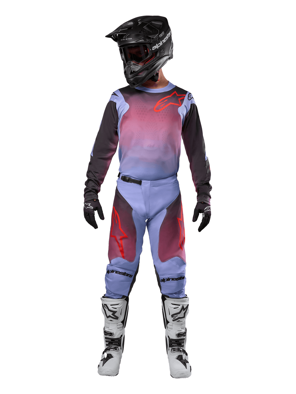 Motocross-kører iført komplet racerudstyr, Alpinestars 2024 Racer Hoen jersey og bukser, Lavan lilla og sort med røde accenter, sort hjelm, hvide og sorte støvler, sorte handsker, koordineret outfit til terrænkørsel