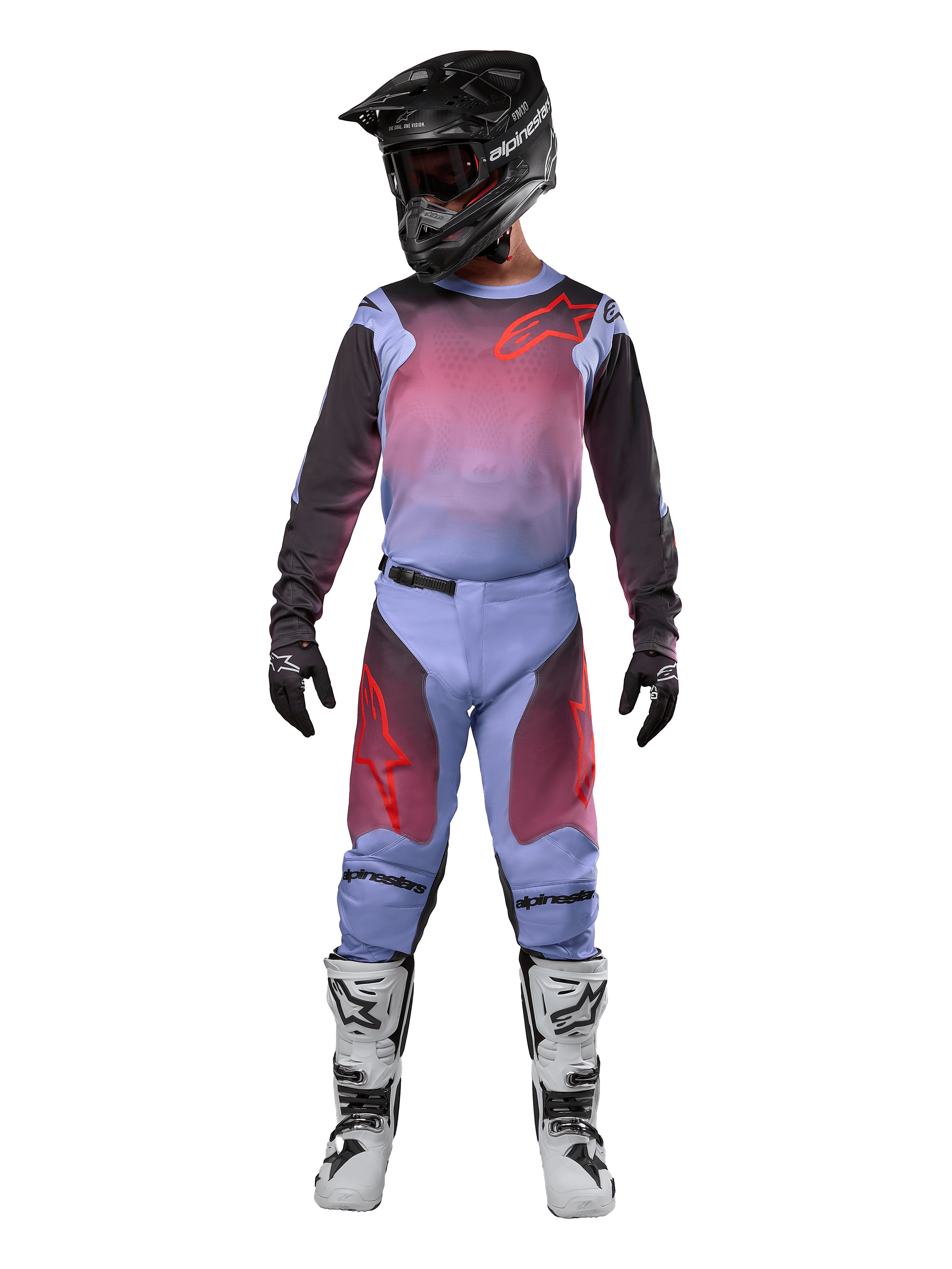 Motocross-kører iført komplet racerudstyr, Alpinestars 2024 Racer Hoen jersey og bukser, Lavan lilla og sort med røde accenter, sort hjelm, hvide og sorte støvler, sorte handsker, koordineret outfit til terrænkørsel