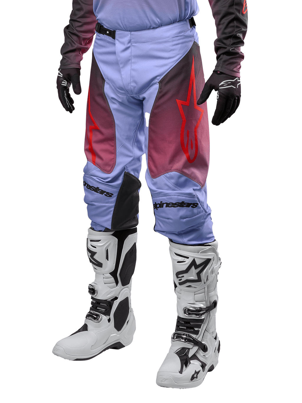 Alpinestars 2024 Racer Hoen bukser, motocross bukser, Lavan lilla og sort med rød grafik, med røde stjernelogoer på lårene og sort skrift på knæene, båret med hvide og sorte støvler og sorte handsker