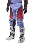 Alpinestars 2024 Racer Hoen bukser, motocross bukser, Lavan lilla og sort med rød grafik, med røde stjernelogoer på lårene og sort skrift på knæene, båret med hvide og sorte støvler og sorte handsker