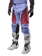 Alpinestars 2024 Racer Hoen bukser, motocross bukser, Lavan lilla og sort med rød grafik, med røde stjernelogoer på lårene og sort skrift på knæene, båret med hvide og sorte støvler og sorte handsker