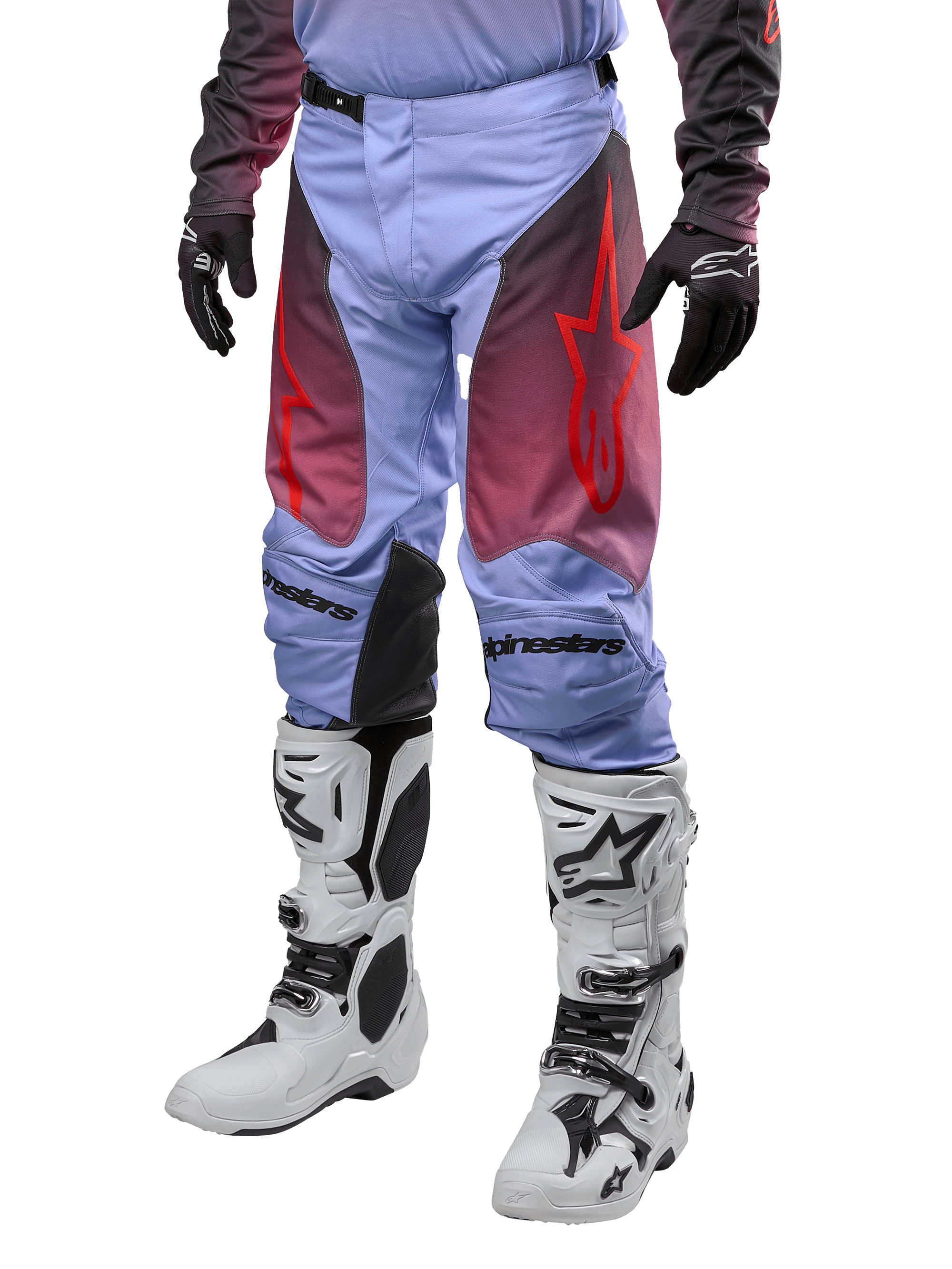 Alpinestars 2024 Racer Hoen bukser, motocross bukser, Lavan lilla og sort med rød grafik, med røde stjernelogoer på lårene og sort skrift på knæene, båret med hvide og sorte støvler og sorte handsker