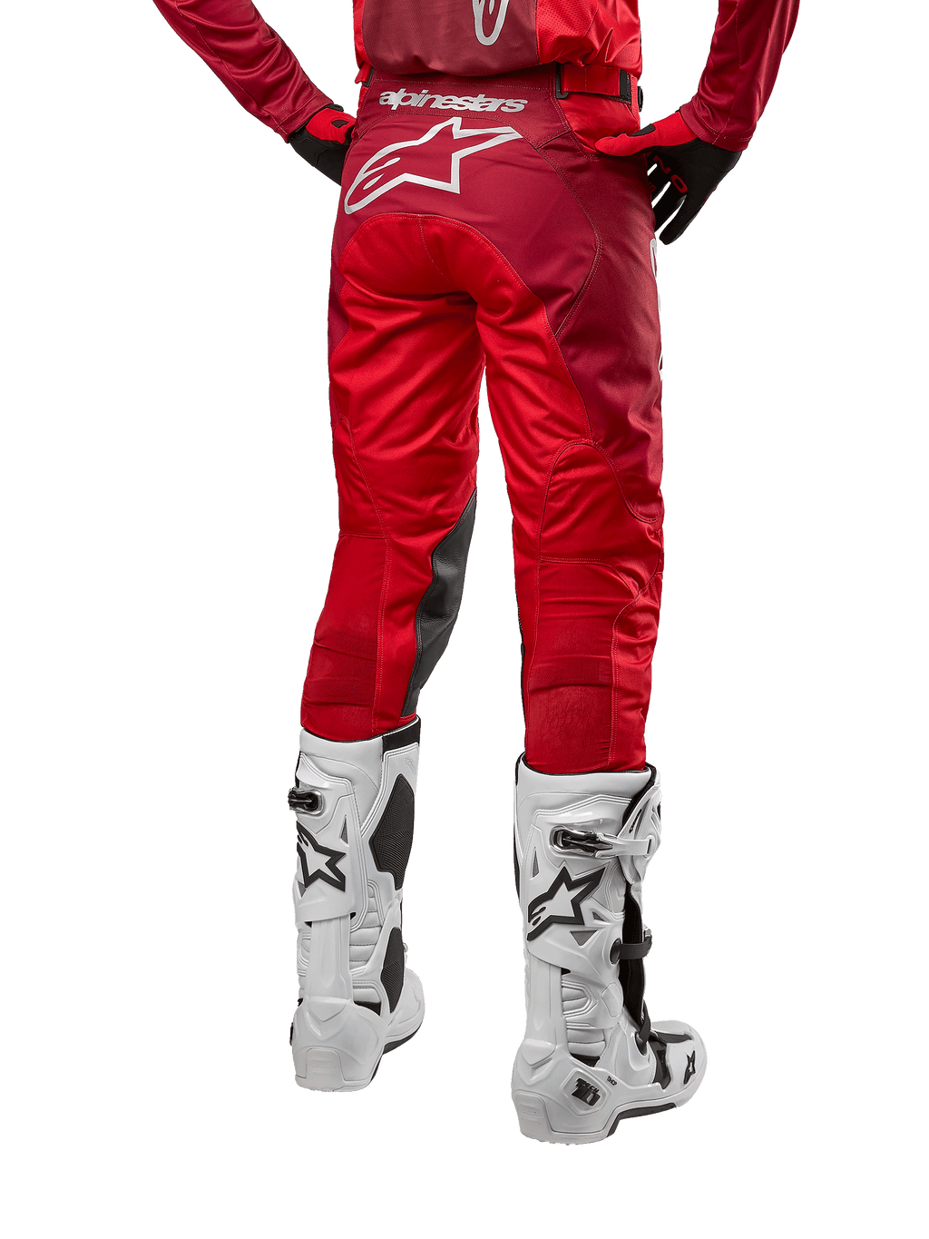 Alpinestars 2024 Racer Hoen bukser, motocross-bukser, Mars Red Burgundy, set bagfra med et stort hvidt Astar-logo bagpå, sorte indvendige knæpaneler, vist med hvide motocrossstøvler, højtydende off-road udstyr