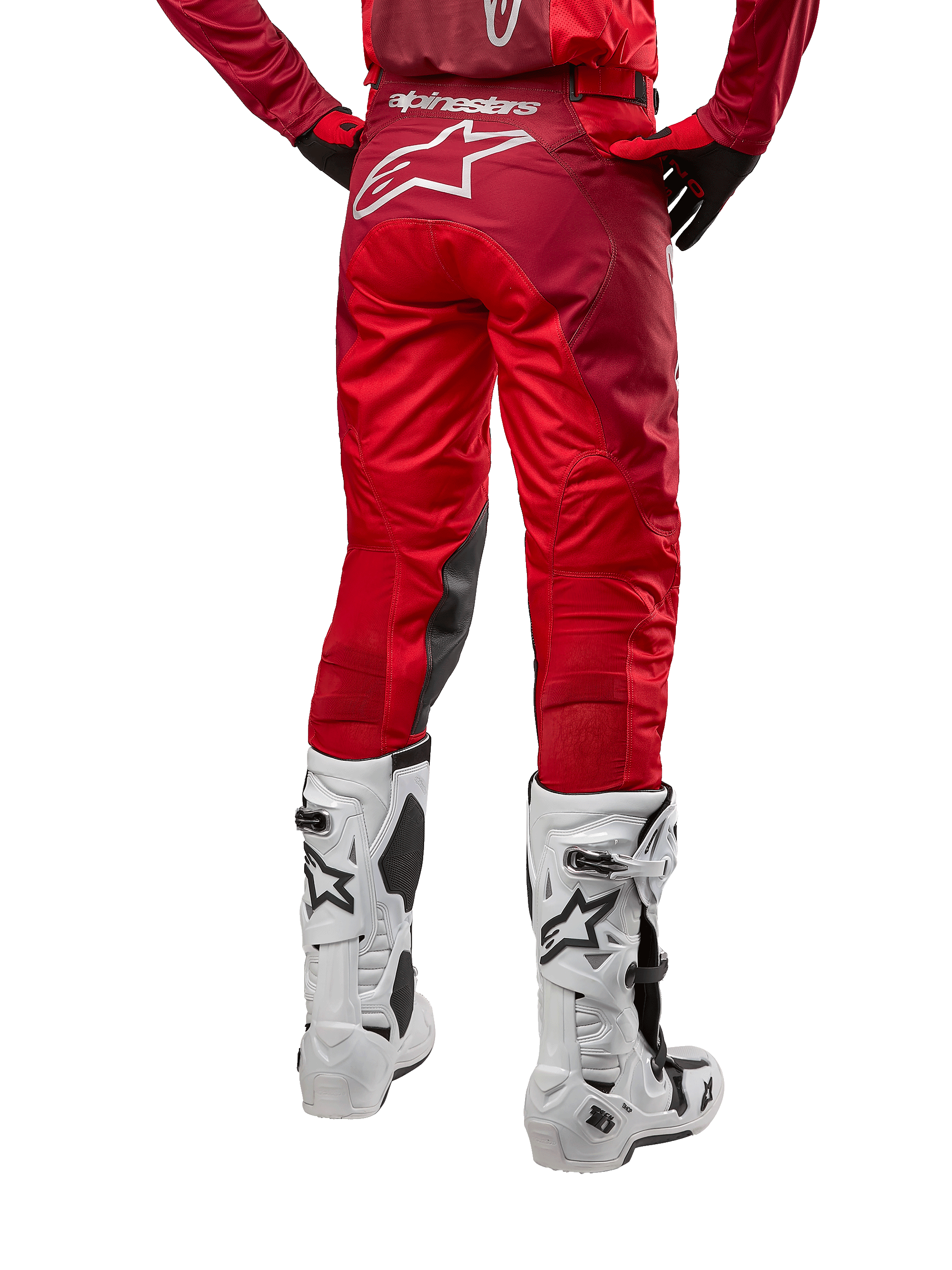 Alpinestars 2024 Racer Hoen bukser, motocross-bukser, Mars Red Burgundy, set bagfra med et stort hvidt Astar-logo bagpå, sorte indvendige knæpaneler, vist med hvide motocrossstøvler, højtydende off-road udstyr