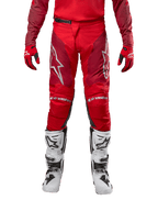 Alpinestars 2024 Racer Hoen bukser, motocross-bukser, Mars Red Burgundy, set forfra med sølvfarvede Alpinestars-logoer og branding på knæene, båret med matchende rød trøje, rød-sorte handsker og hvide off-road støvler