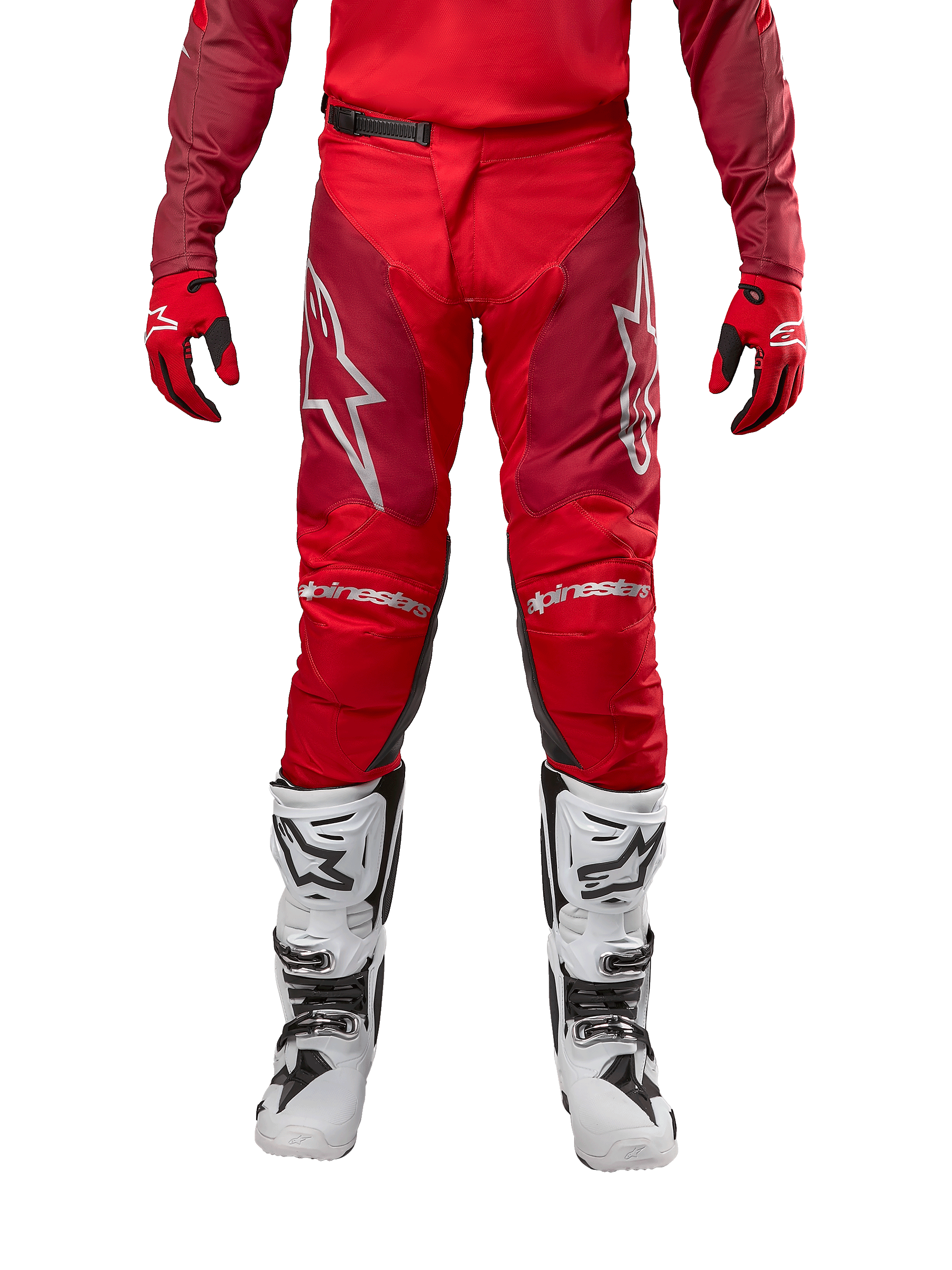 Alpinestars 2024 Racer Hoen bukser, motocross-bukser, Mars Red Burgundy, set forfra med sølvfarvede Alpinestars-logoer og branding på knæene, båret med matchende rød trøje, rød-sorte handsker og hvide off-road støvler