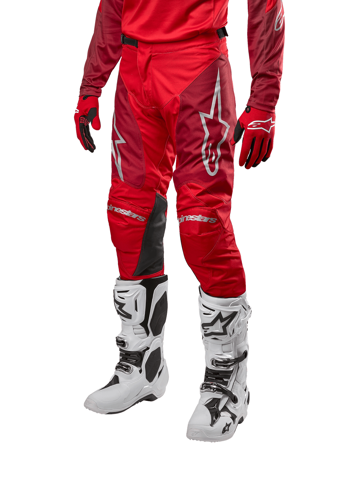 Alpinestars 2024 Racer Hoen bukser, motocrossbukser, Mars Red og bordeaux, båret med matchende rød jersey og handsker og hvide støvler, med sorte knæpaneler i læder og hvide logoer, slidstærkt teknisk udstyr til off-road racing