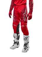 Alpinestars 2024 Racer Hoen bukser, motocrossbukser, Mars Red og bordeaux, båret med matchende rød jersey og handsker og hvide støvler, med sorte knæpaneler i læder og hvide logoer, slidstærkt teknisk udstyr til off-road racing