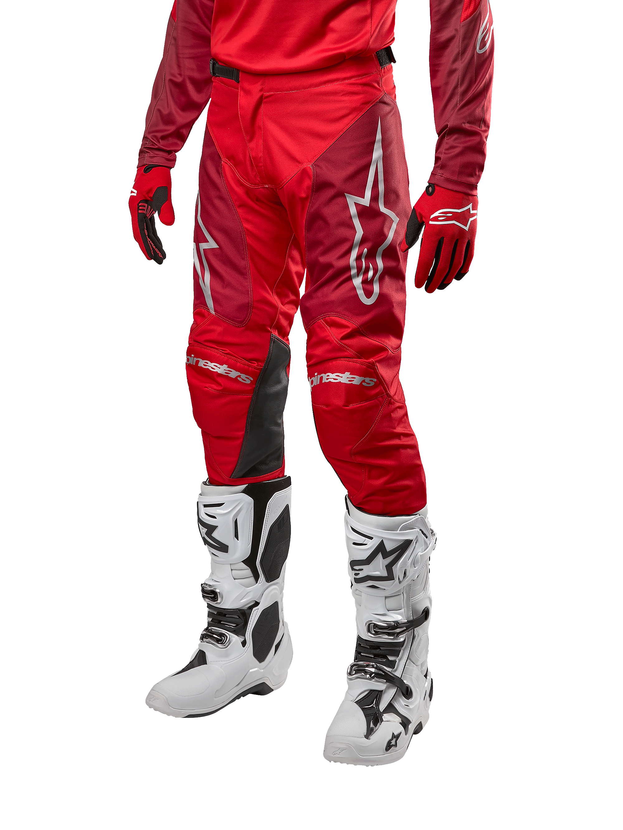 Alpinestars 2024 Racer Hoen bukser, motocrossbukser, Mars Red og bordeaux, båret med matchende rød jersey og handsker og hvide støvler, med sorte knæpaneler i læder og hvide logoer, slidstærkt teknisk udstyr til off-road racing