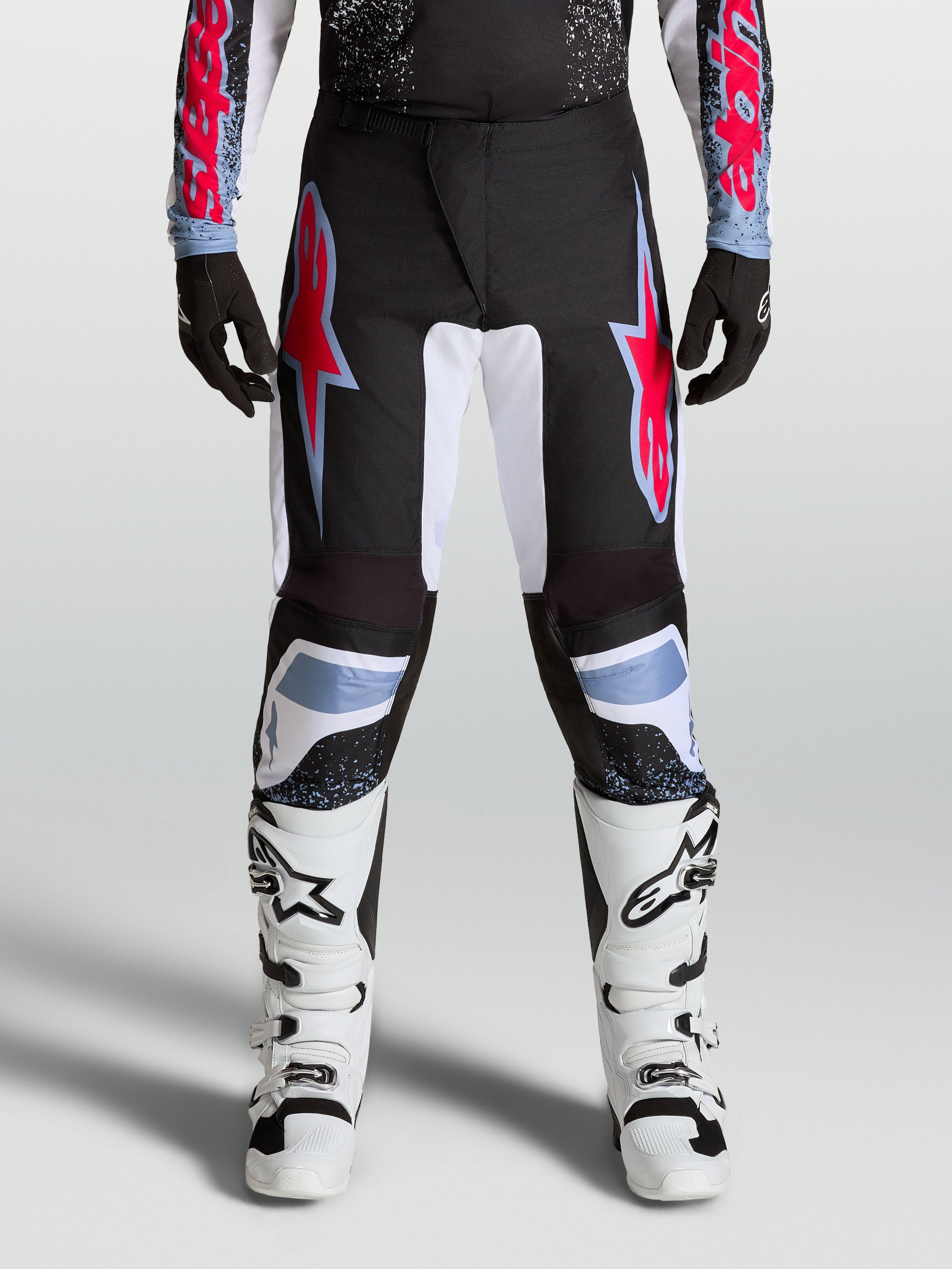 Alpinestars Fluid Drag Bukser, herremotocrossbukser i sort, hvid og rød med slidstærkt 600D polyfabric og strækpaneler.