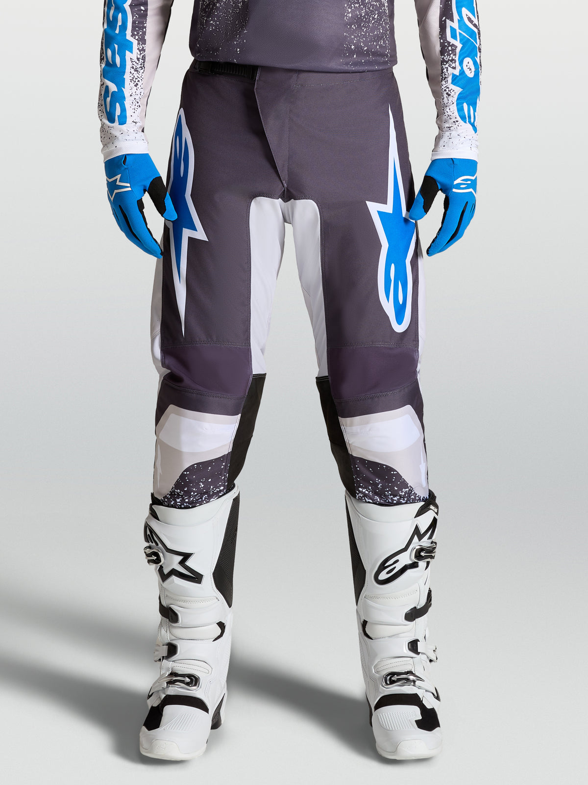 Alpinestars Fluid Drag Bukser, grå og blå motocrossbukser med forbøjede ben og ergonomisk polyfabric til off-road kørsel.