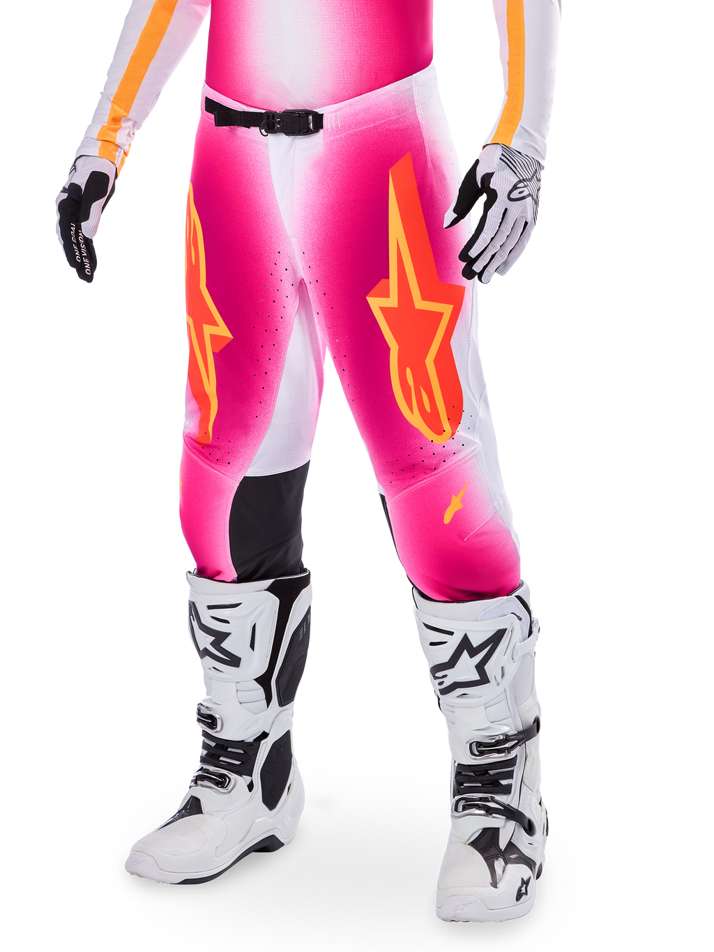 Alpinestars Supertech AFD MIG Limited Edition motocross-bukser, pink med orange og gule stjernelogoer, vist med hvide motocross-støvler og sort-hvide handsker, sorte indvendige knæpaneler, atletisk pasform, en del af et high-performance racersæt
