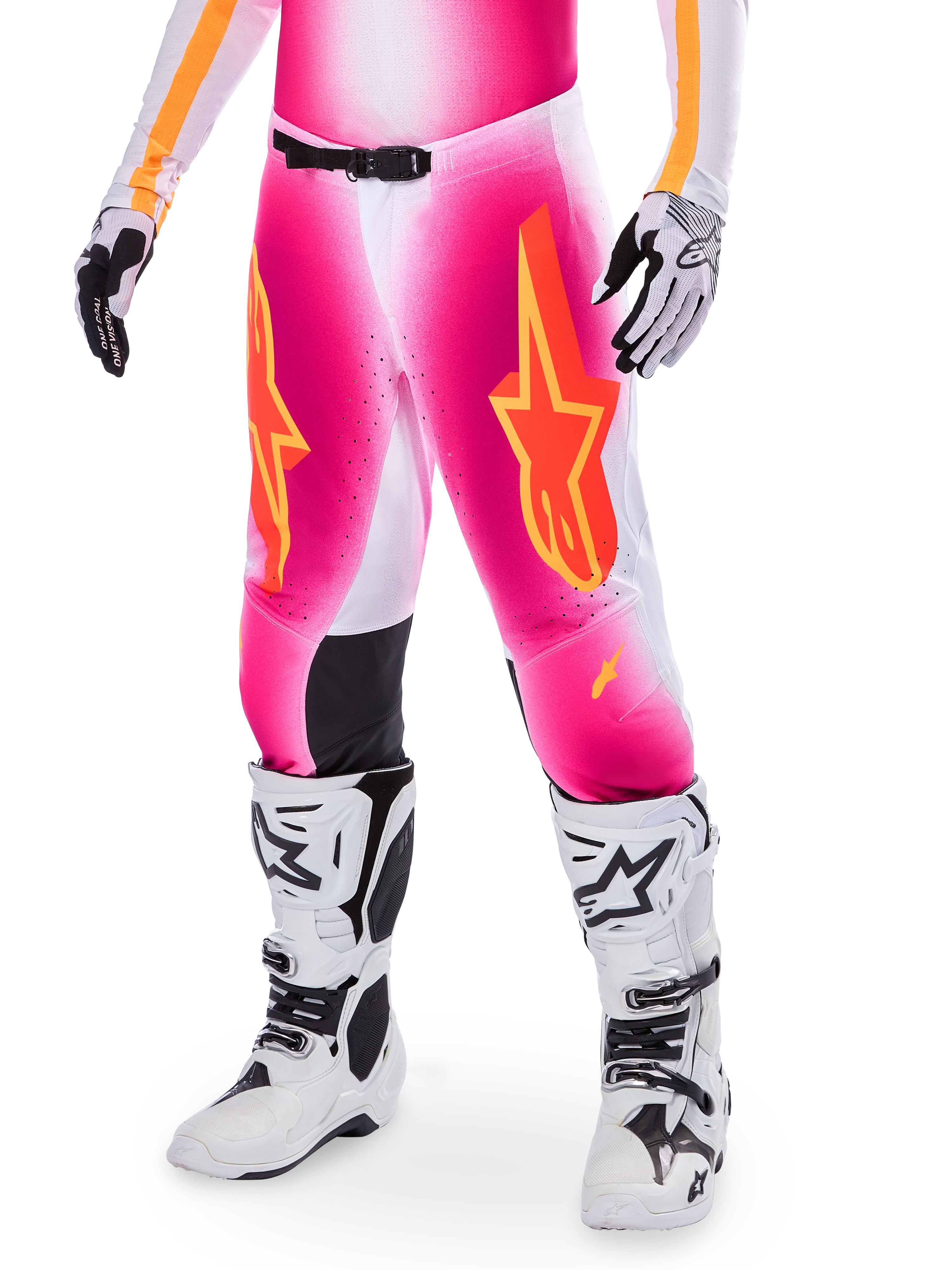 Alpinestars Supertech AFD MIG Limited Edition motocross-bukser, pink med orange og gule stjernelogoer, vist med hvide motocross-støvler og sort-hvide handsker, sorte indvendige knæpaneler, atletisk pasform, en del af et high-performance racersæt
