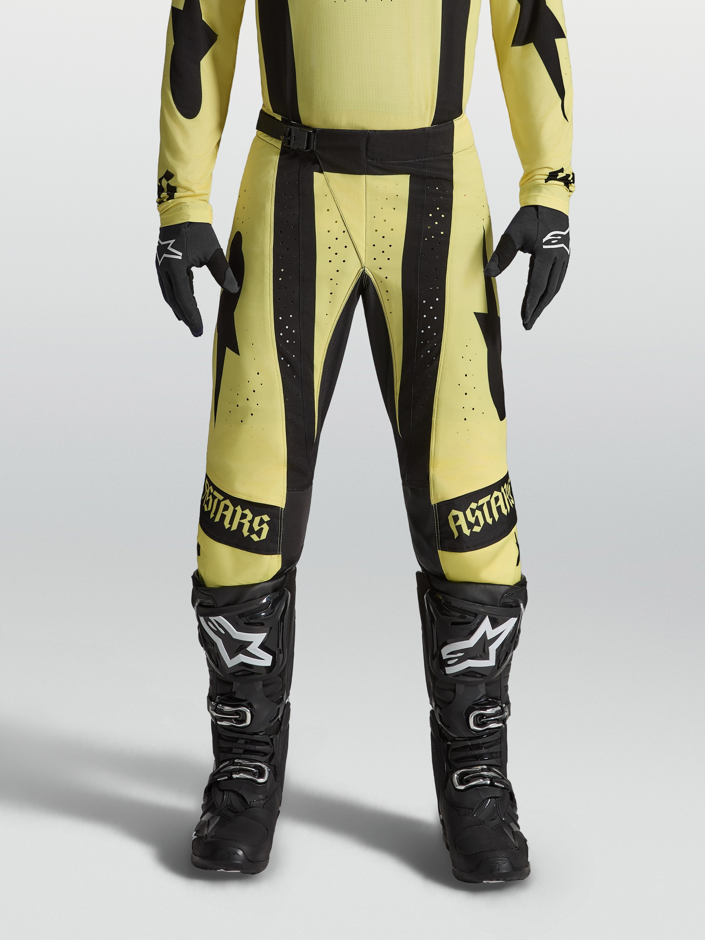 Alpinestars Techstar Atrox bukser, gul og sort motorcrossbukser med laserperforeringer og atletisk pasform til off-road kørsel.