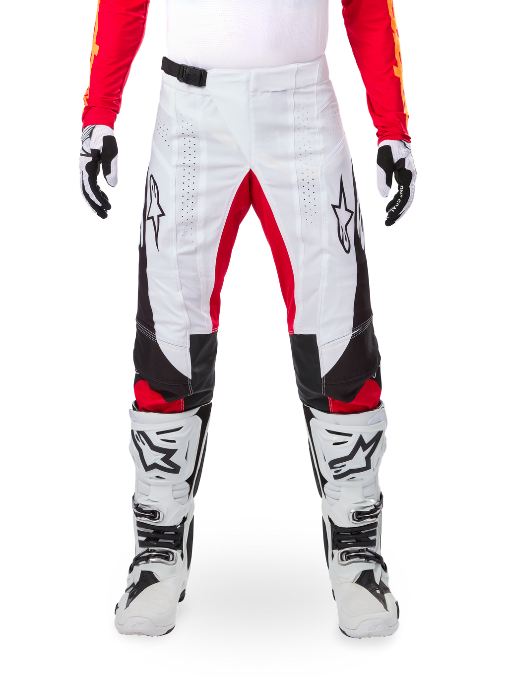 Alpinestars Limited Edition Techstar Deep bukser, motocross-bukser, hvid med sorte og røde accenter, med stjernelogo og laserperforeringer, båret med hvide motocross-støvler og handsker, holdbart teknisk materiale til terrænkørsel