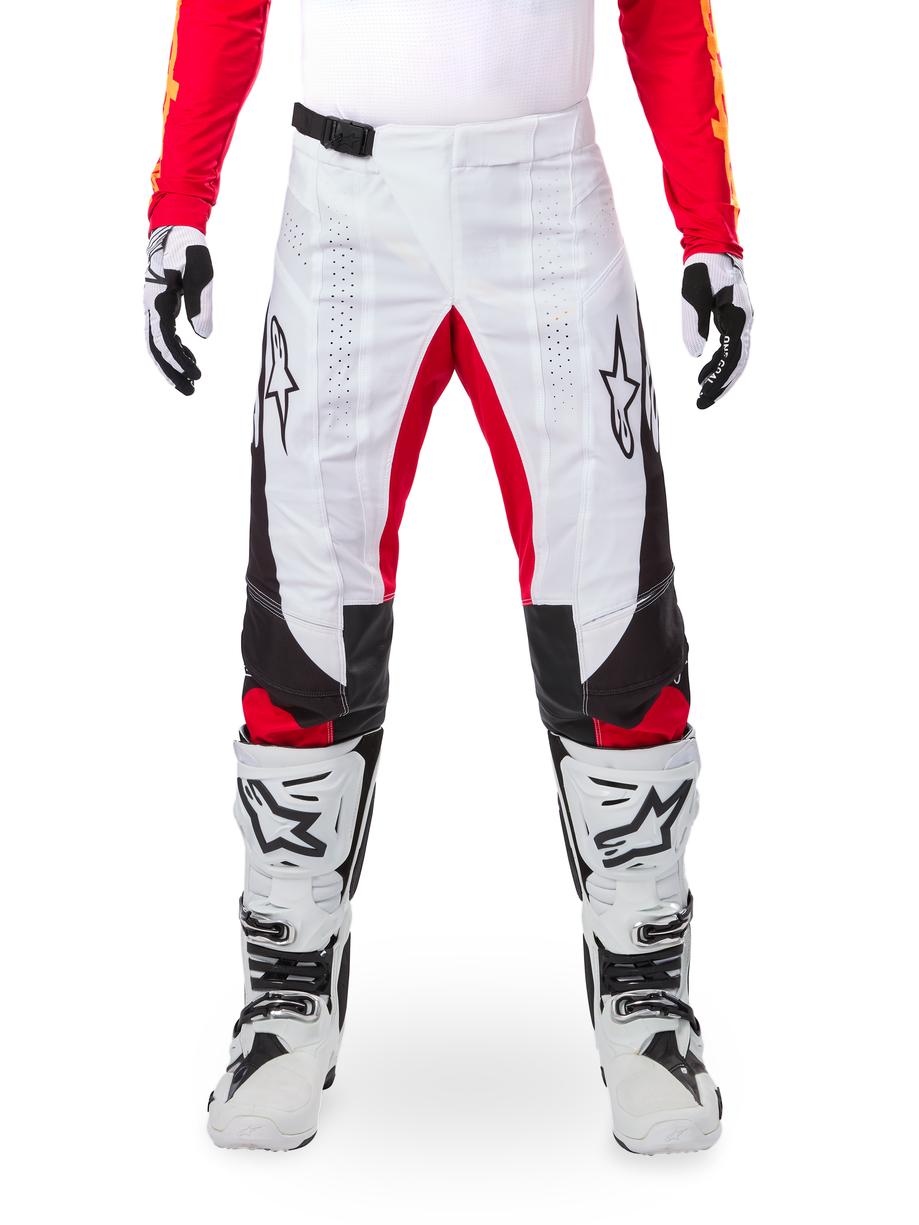Alpinestars Limited Edition Techstar Deep bukser, motocross-bukser, hvid med sorte og røde accenter, med stjernelogo og laserperforeringer, båret med hvide motocross-støvler og handsker, holdbart teknisk materiale til terrænkørsel