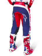Alpinestars Limited Edition Techstar Fortitude bukser, motocross-bukser, rød, hvid og blå, set bagfra båret med matchende røde og hvide støvler, hvide stjernelogoer på lårene, holdbart multi-panel design til professionel off-road racing