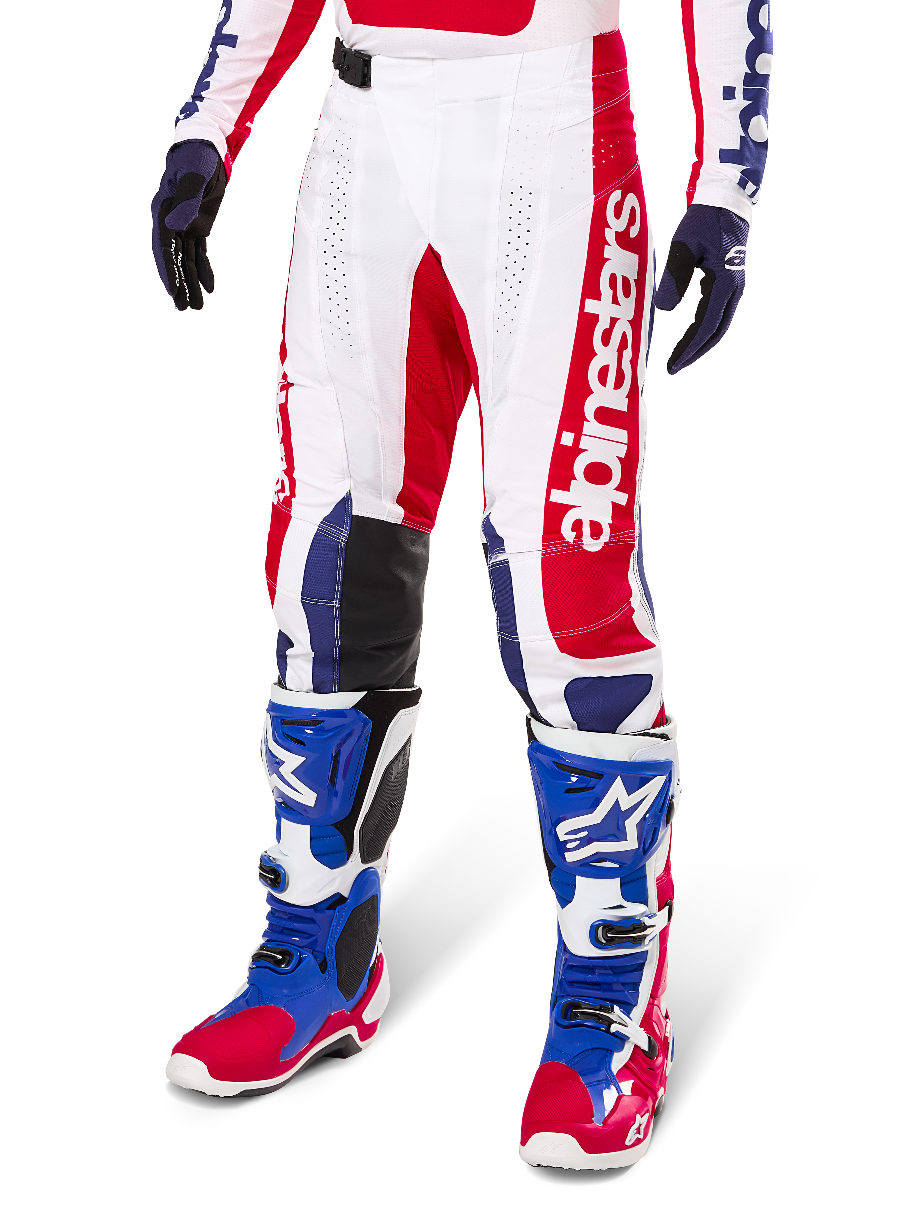Alpinestars Limited Edition Techstar Fortitude bukser, motocross-bukser, rød, hvid og blå, båret med matchende off-road støvler og handsker, med lodret branding på benet, åndbare perforerede paneler og sorte forstærkede knæsektioner, atletisk racerdesign