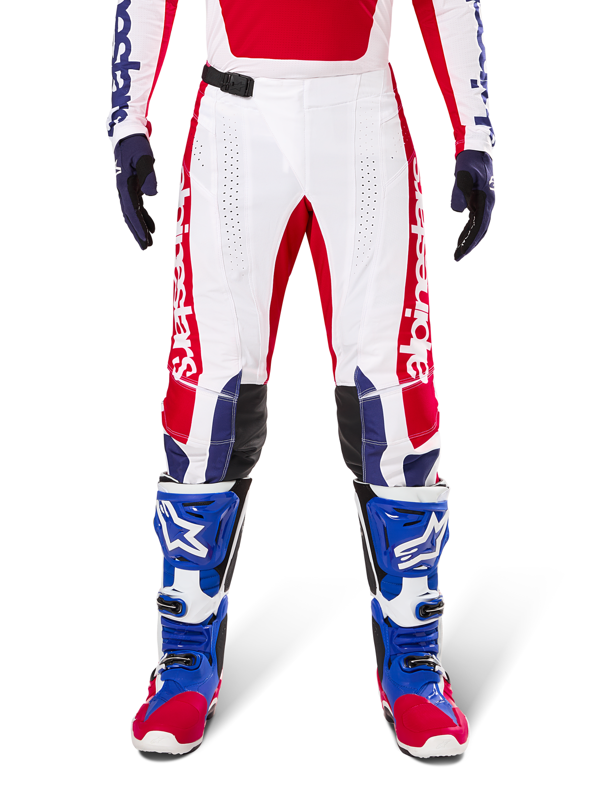 Alpinestars Limited Edition Techstar Fortitude bukser, motocrossbukser, klar rød, hvid og blå, vist med matchende udstyr inklusiv blå beskyttelsesstøvler og handsker, hvid konstruktion med rød grafik, sorte læderknæpaneler og laserskårne perforeringer, professionelt off-road racerudstyr