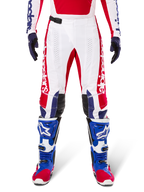 Alpinestars Limited Edition Techstar Fortitude bukser, motocrossbukser, klar rød, hvid og blå, vist med matchende udstyr inklusiv blå beskyttelsesstøvler og handsker, hvid konstruktion med rød grafik, sorte læderknæpaneler og laserskårne perforeringer, professionelt off-road racerudstyr