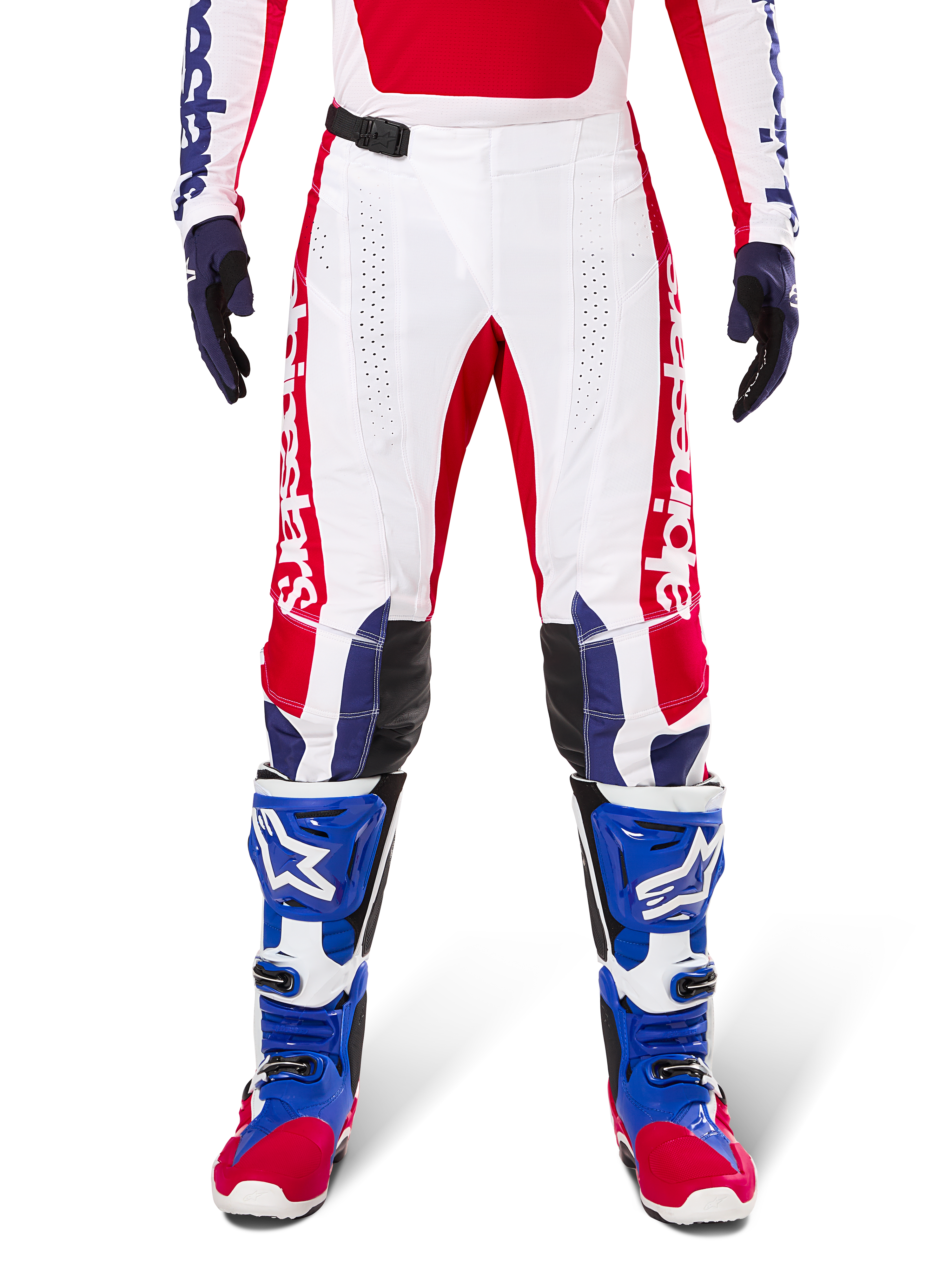 Alpinestars Limited Edition Techstar Fortitude bukser, motocrossbukser, klar rød, hvid og blå, vist med matchende udstyr inklusiv blå beskyttelsesstøvler og handsker, hvid konstruktion med rød grafik, sorte læderknæpaneler og laserskårne perforeringer, professionelt off-road racerudstyr
