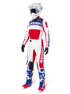 Alpinestars Limited Edition Techstar Fortitude bukser, motocross-udstyr, rød, hvid og blå, båret med matchende trøje, hvid hjelm, blå goggles og blå og røde støvler, koordineret professionelt raceroutfit til terrænkonkurrence
